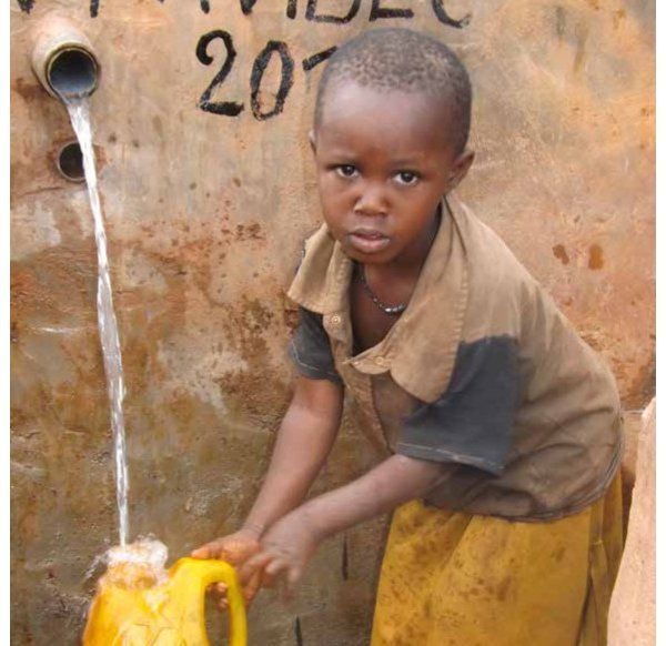 Ein kleiner afrikanischer Junge füllt einen 5 Lieter Kanister mit Wasser