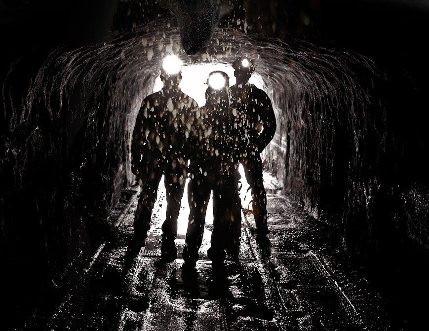 3 Bergmänner in der Mine