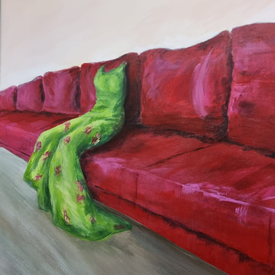 Gemälde : ein grünes Kleid sitzt auf einem roten Sofa