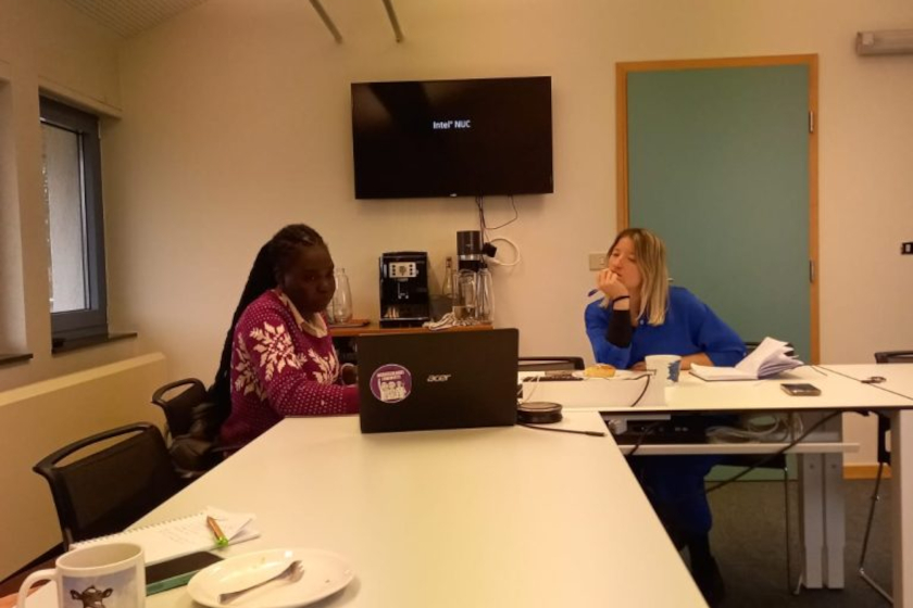 2 Personen im Gespräch