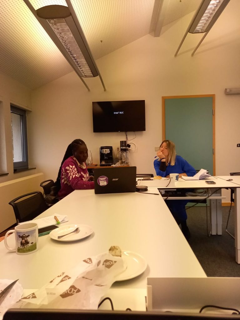 Islanda und Anaëlle im Gespräch.