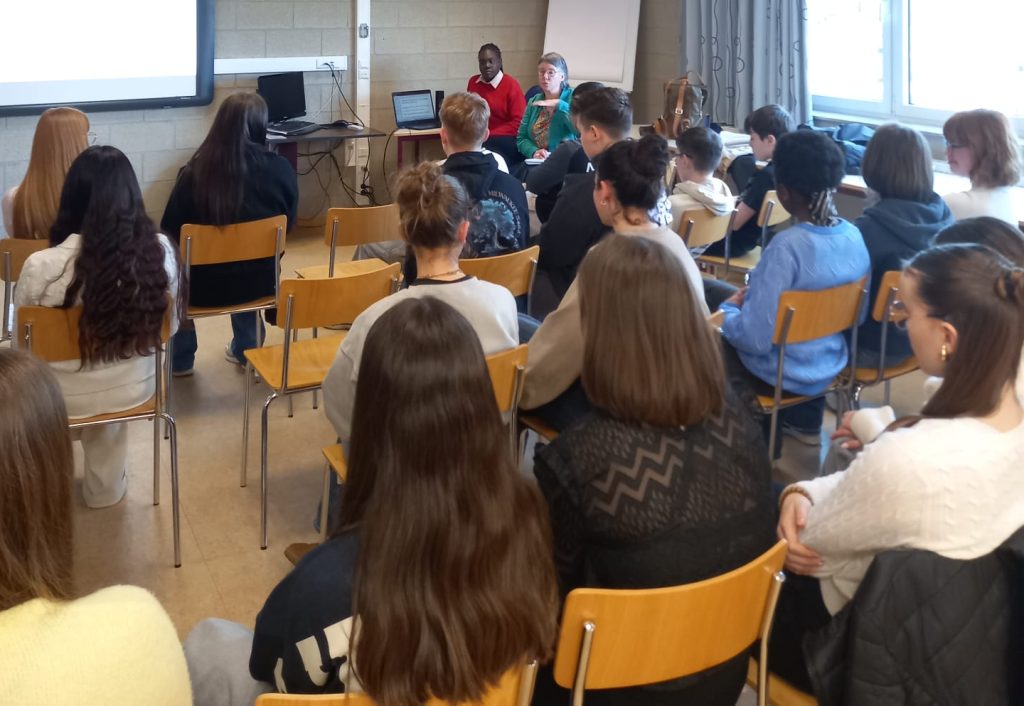 Schülerinnen und Schüler lauschen Islanda Aduel und Mireille Schöffers